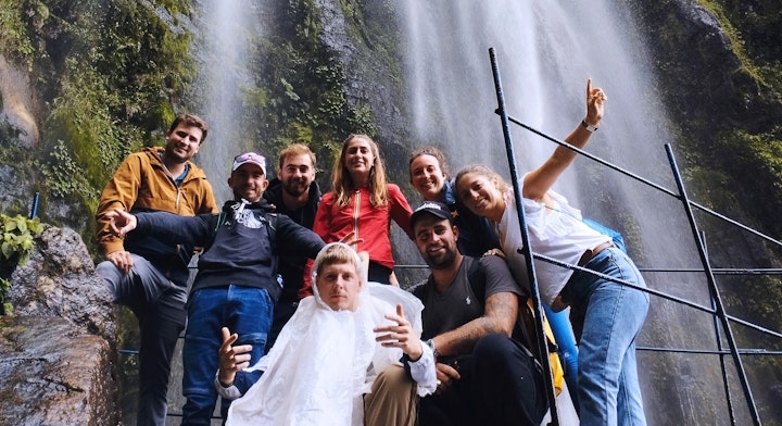 Personas frente Cascada