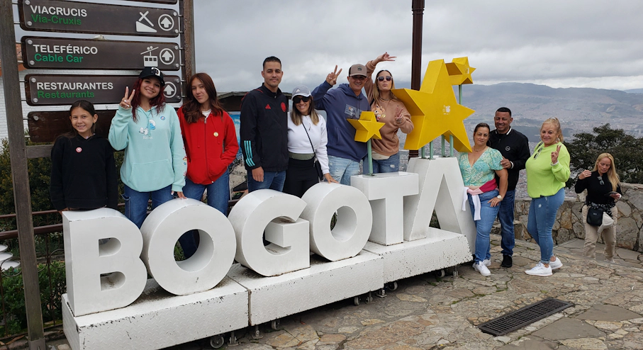 Imagen Free Tour Monserrate en Bogotá Personas con letrero de Bogotá