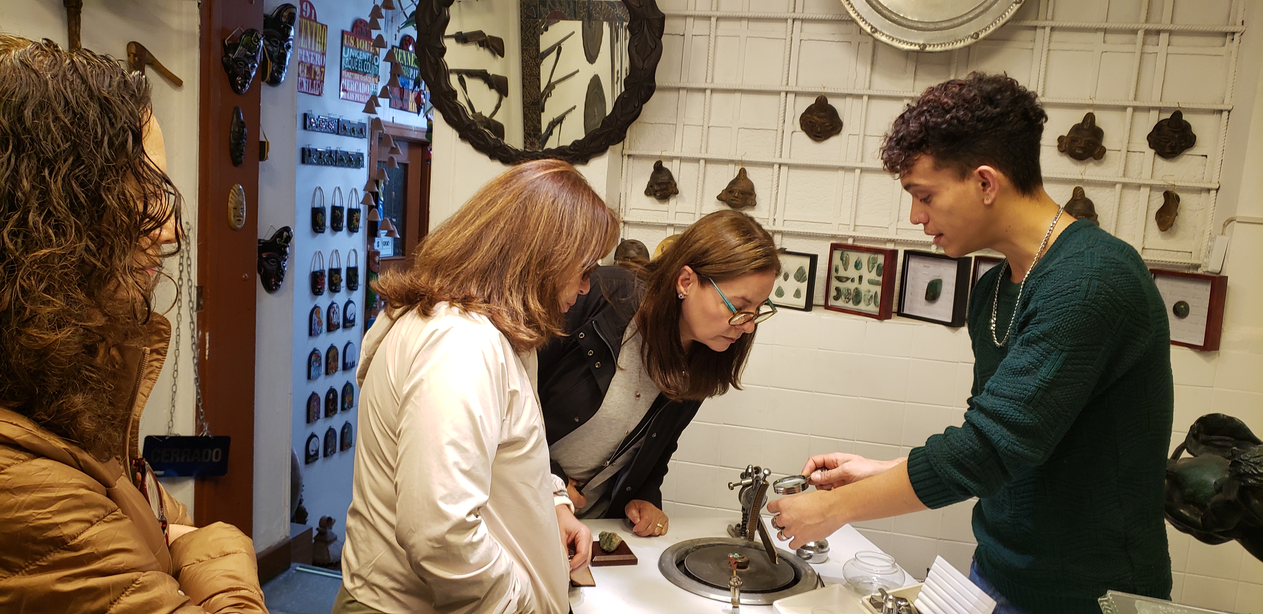 Personas examinando Esmeraldas