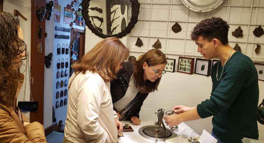 Free Tour Esmeraldas Personas examinando Esmeraldas