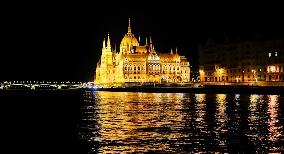 Parlamento iluminado en la noche