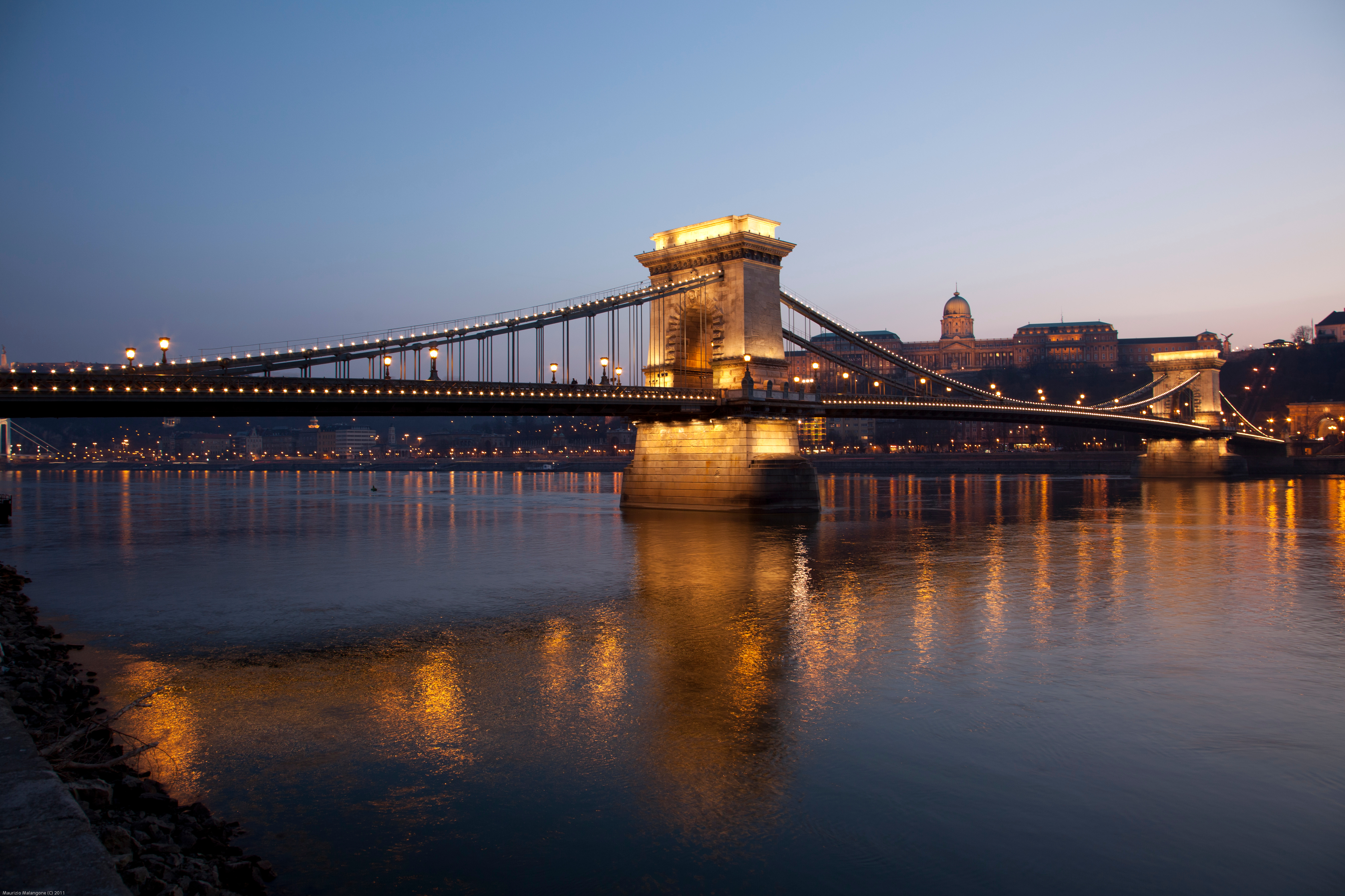 Puente de las Cadenas al anochecer