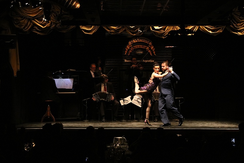 Pareja bailando tango