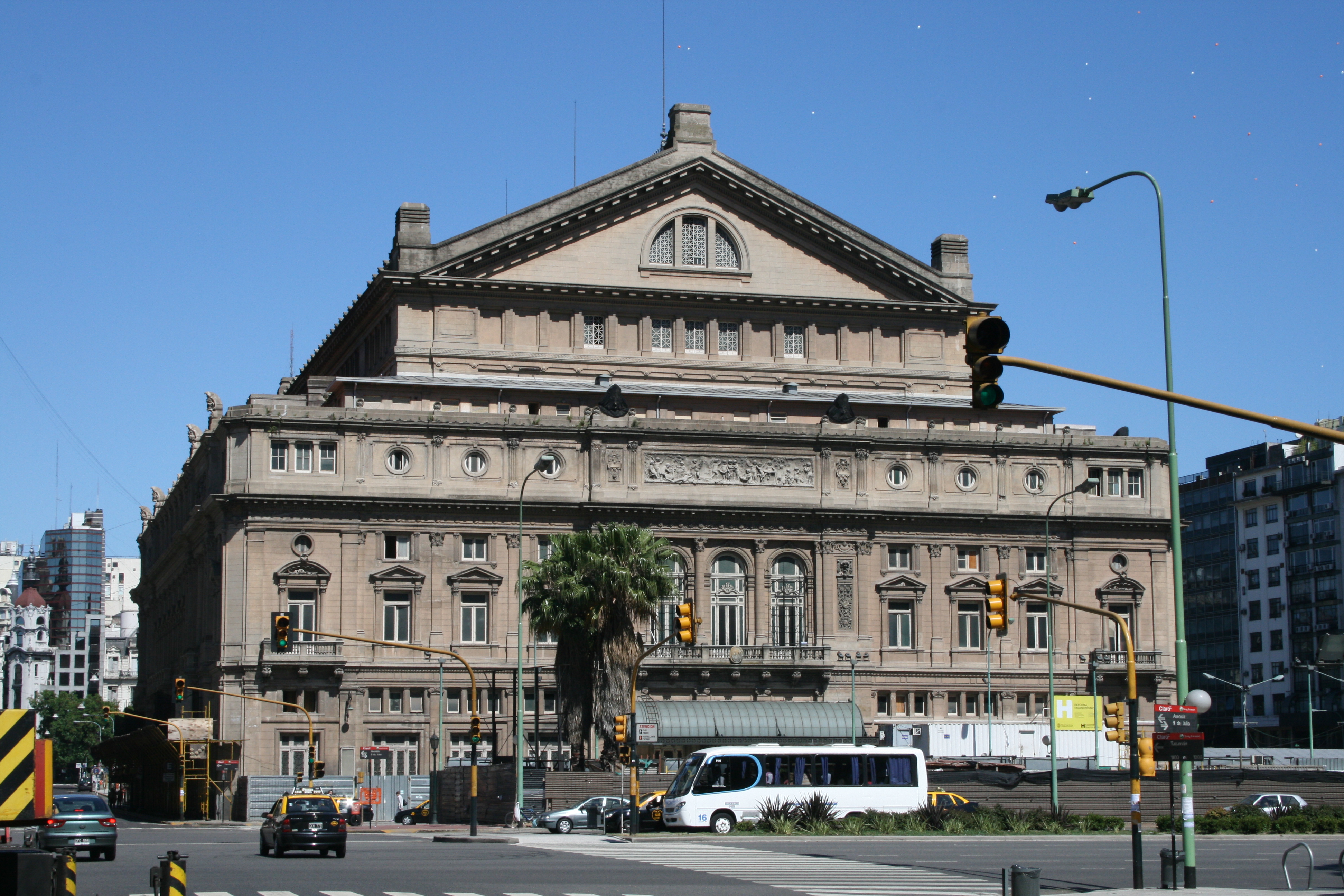 Teatro Colón en plaza Vaticano