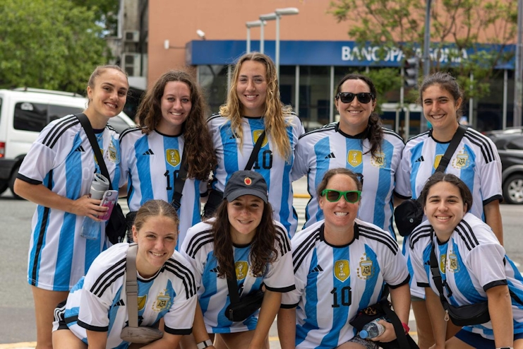 Grupo con la camiseta de Argentina