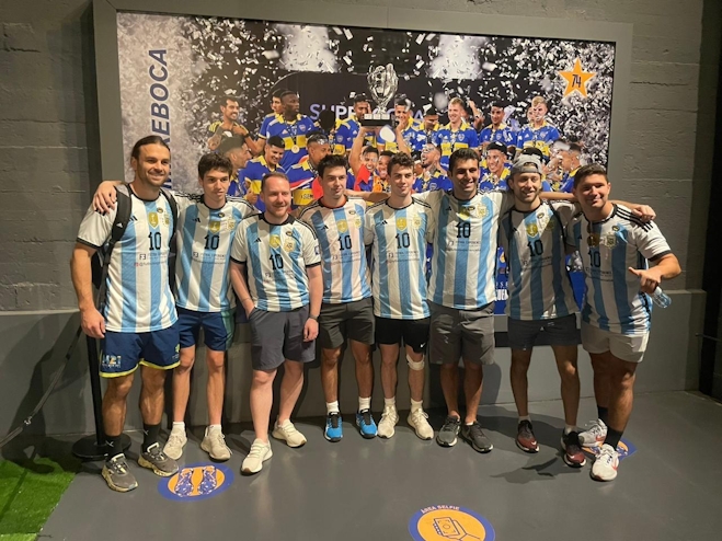 Personas con camiseta de Argentina