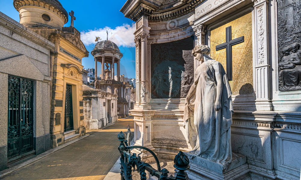 Estatua de mármol en cementerio de la Recoleta