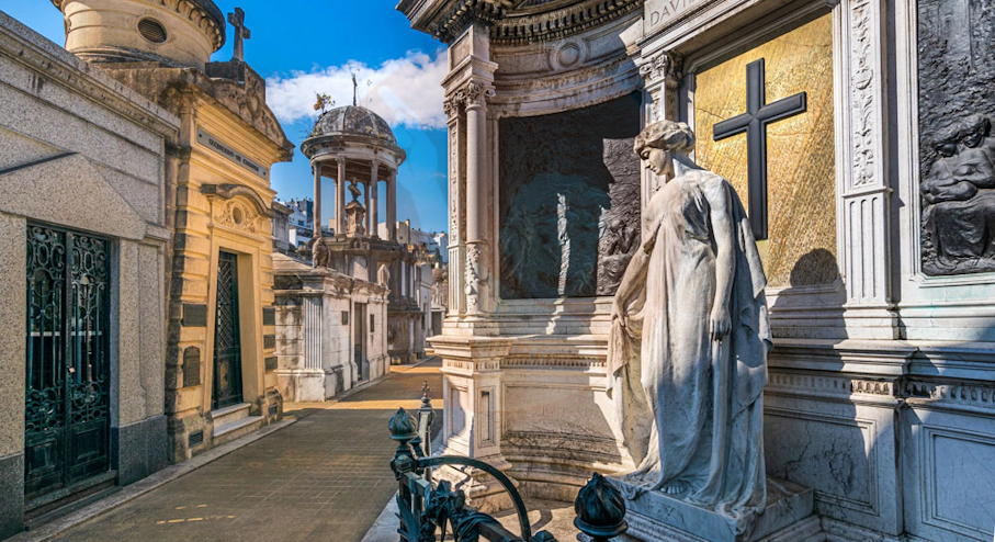 Estatua de mármol Estatua de mármol en cementerio de la Recoleta