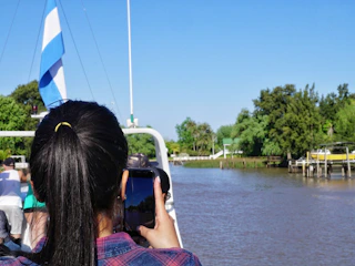Imagen Delta del Tigre en Catamarán en Buenos Aires Persona tomando fotografía Delta del Tigre