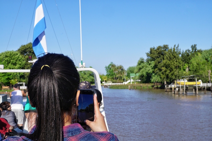 Persona tomando fotografía Delta del Tigre