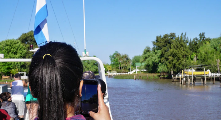 Persona tomando fotografía Delta del Tigre