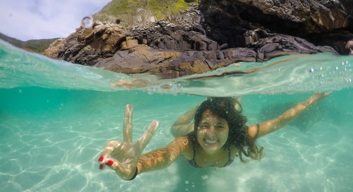 Persona nadando en Arraial do Cabo