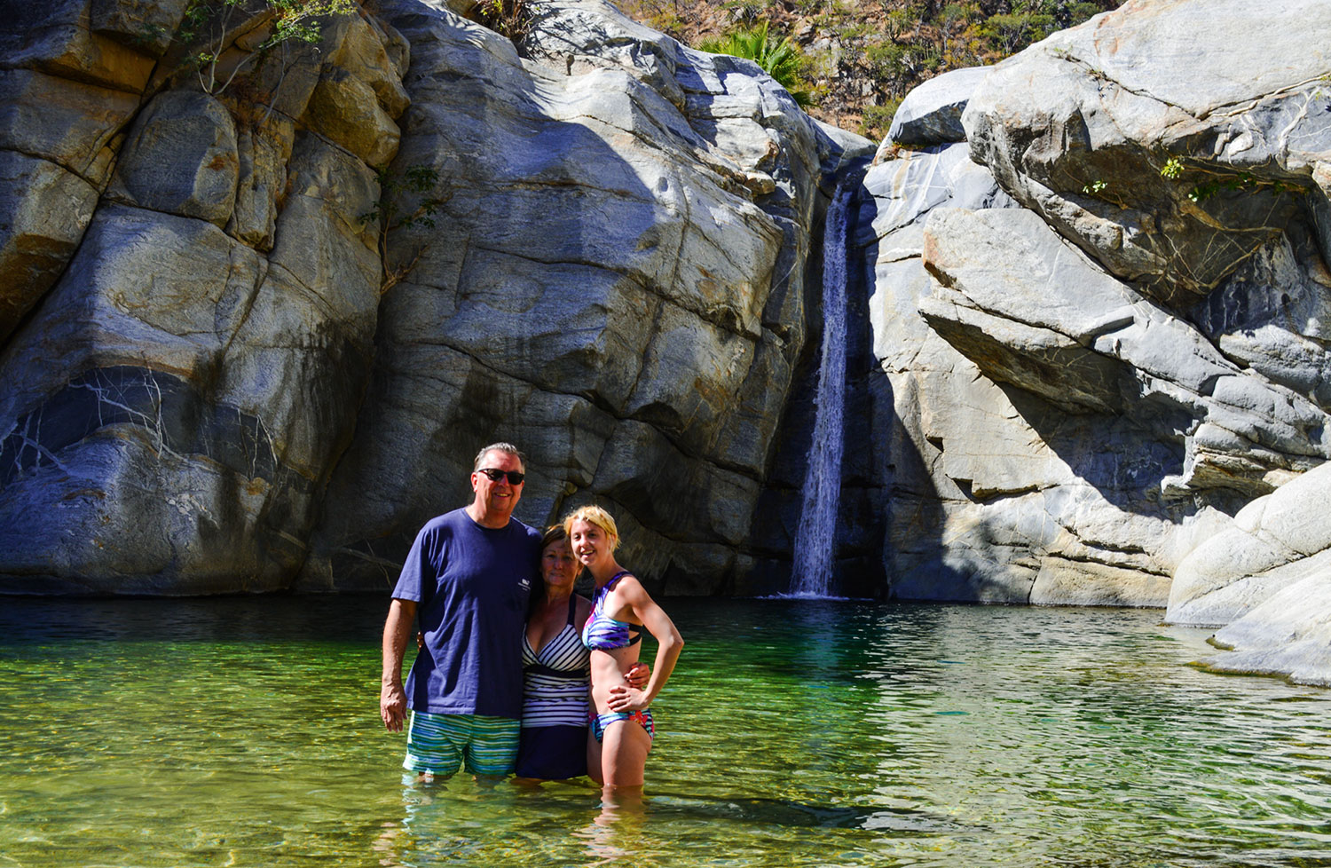 Personas en piscina natural