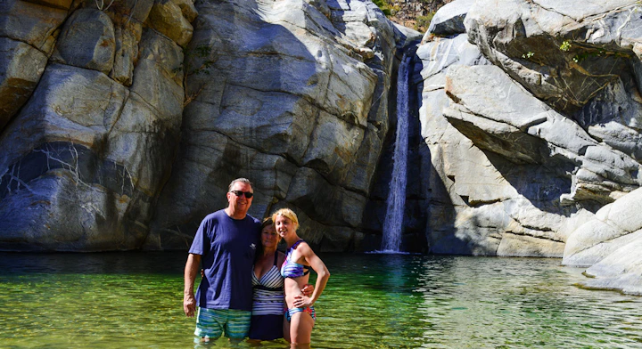 Personas en piscina natural