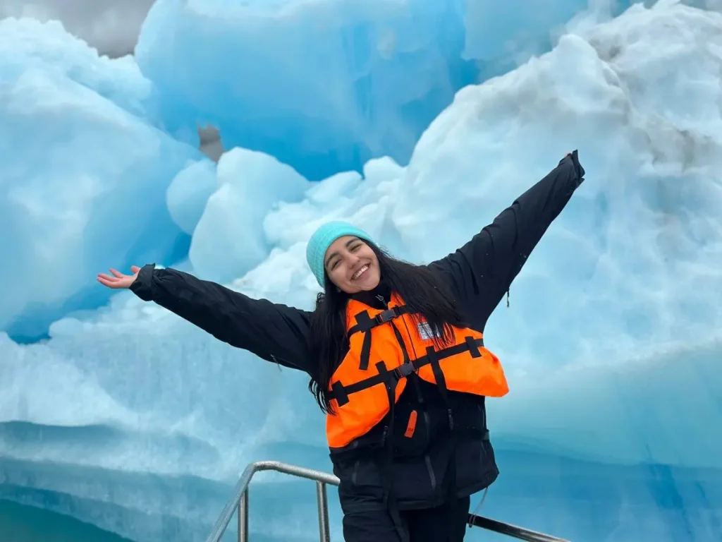 Persona frente al glaciar