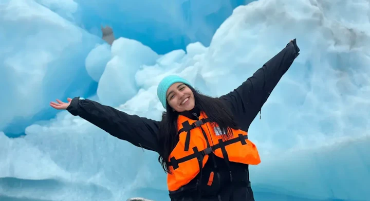 Persona frente al glaciar