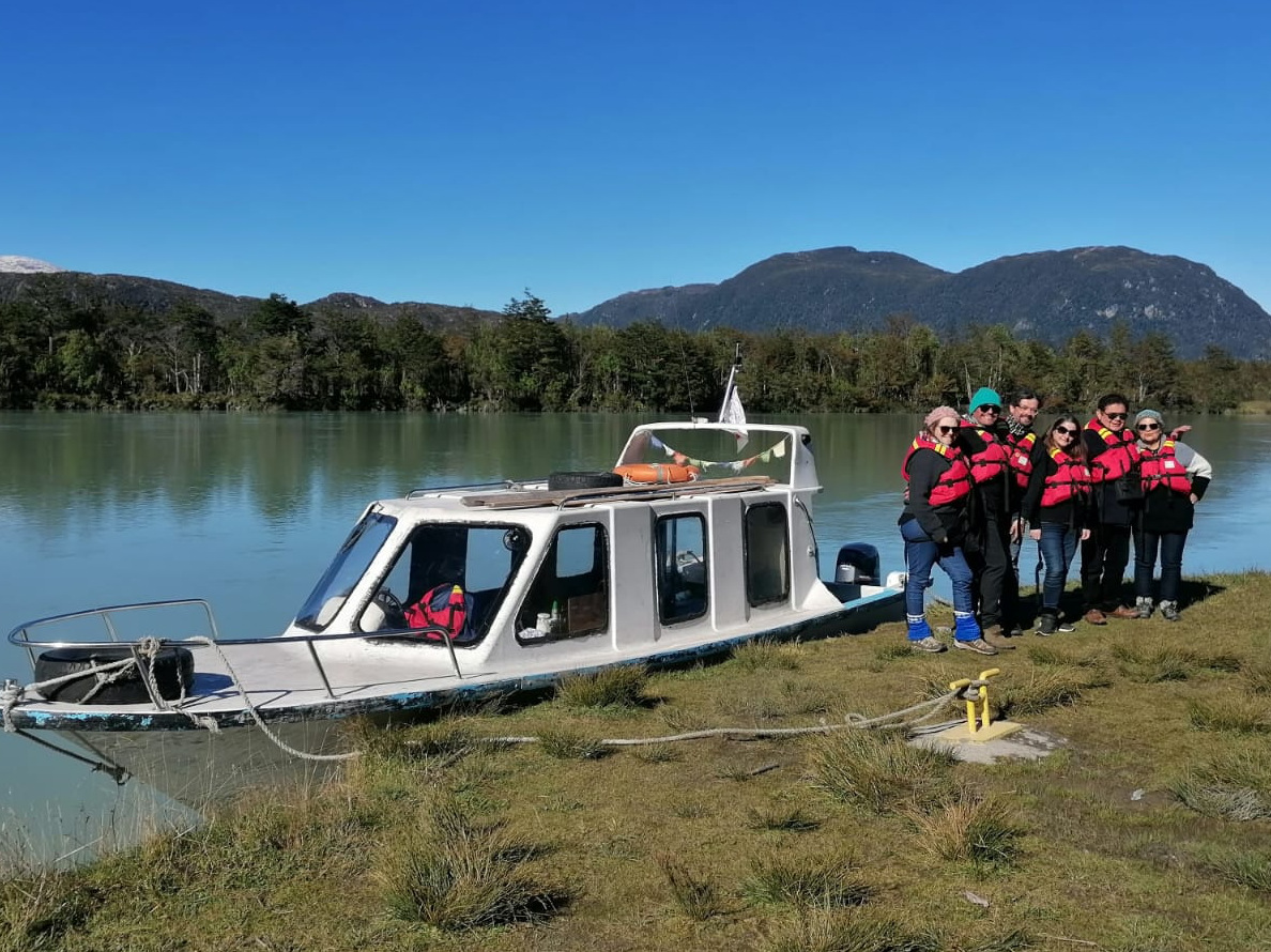 Turistas Nomades y embarcación