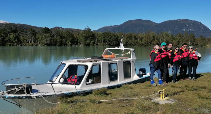 Turistas Nomades y embarcación