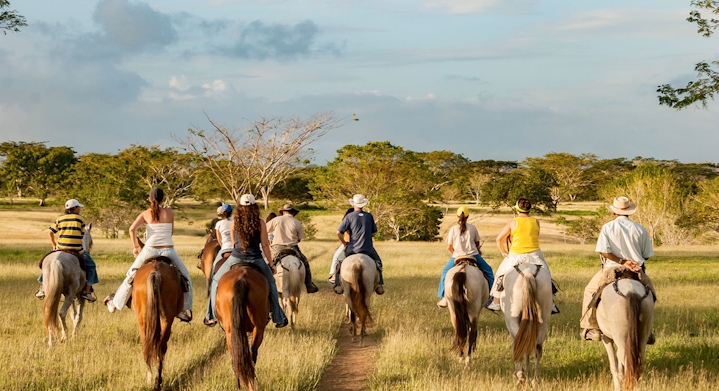 Personas cabalgando