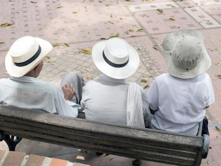 Imagen Mercado Indígena Silvia en Cali Turistas sentados en Mercado Indígena Silvia
