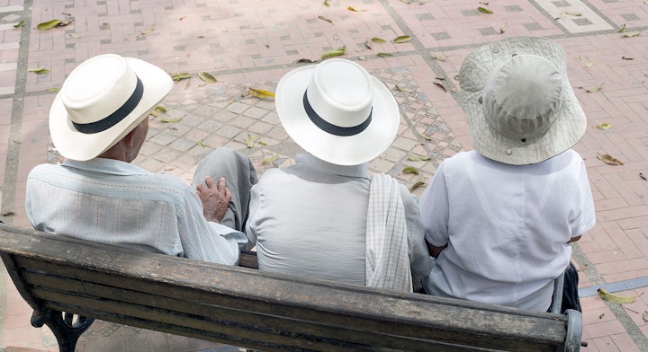 Turistas sentados en Mercado Indígena Silvia