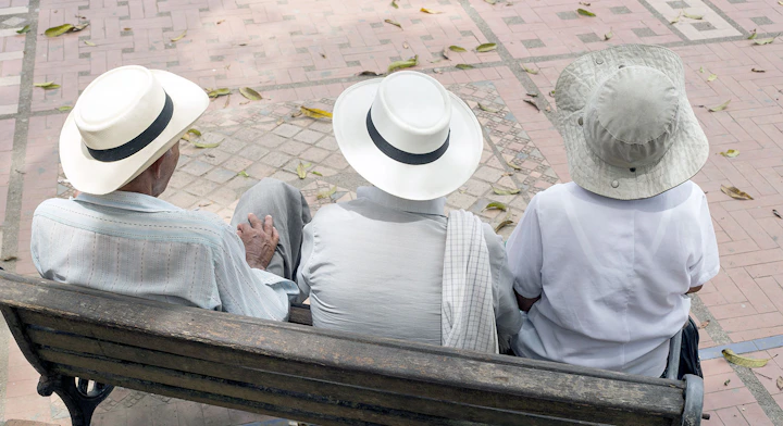 Turistas sentados en Mercado Indígena Silvia