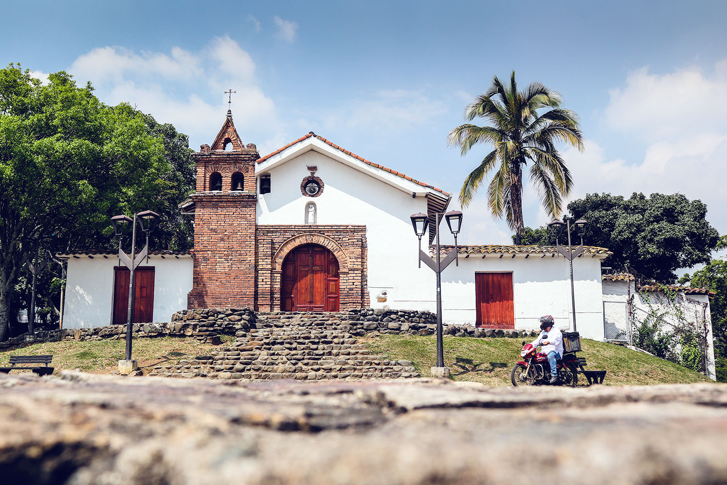 Iglesia en barrio colonial de San Antonio
