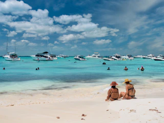 Imagen Navegación Isla Mujeres en Cancún Dos mujeres en Isla Mujeres