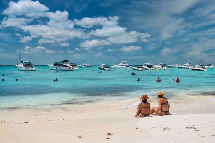 Dos mujeres en Isla Mujeres