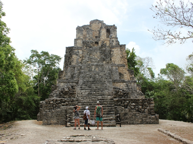 Turistas en pirámide maya