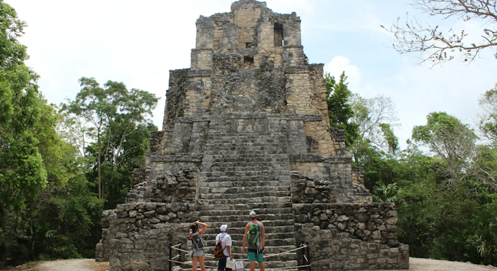 Turistas en pirámide maya