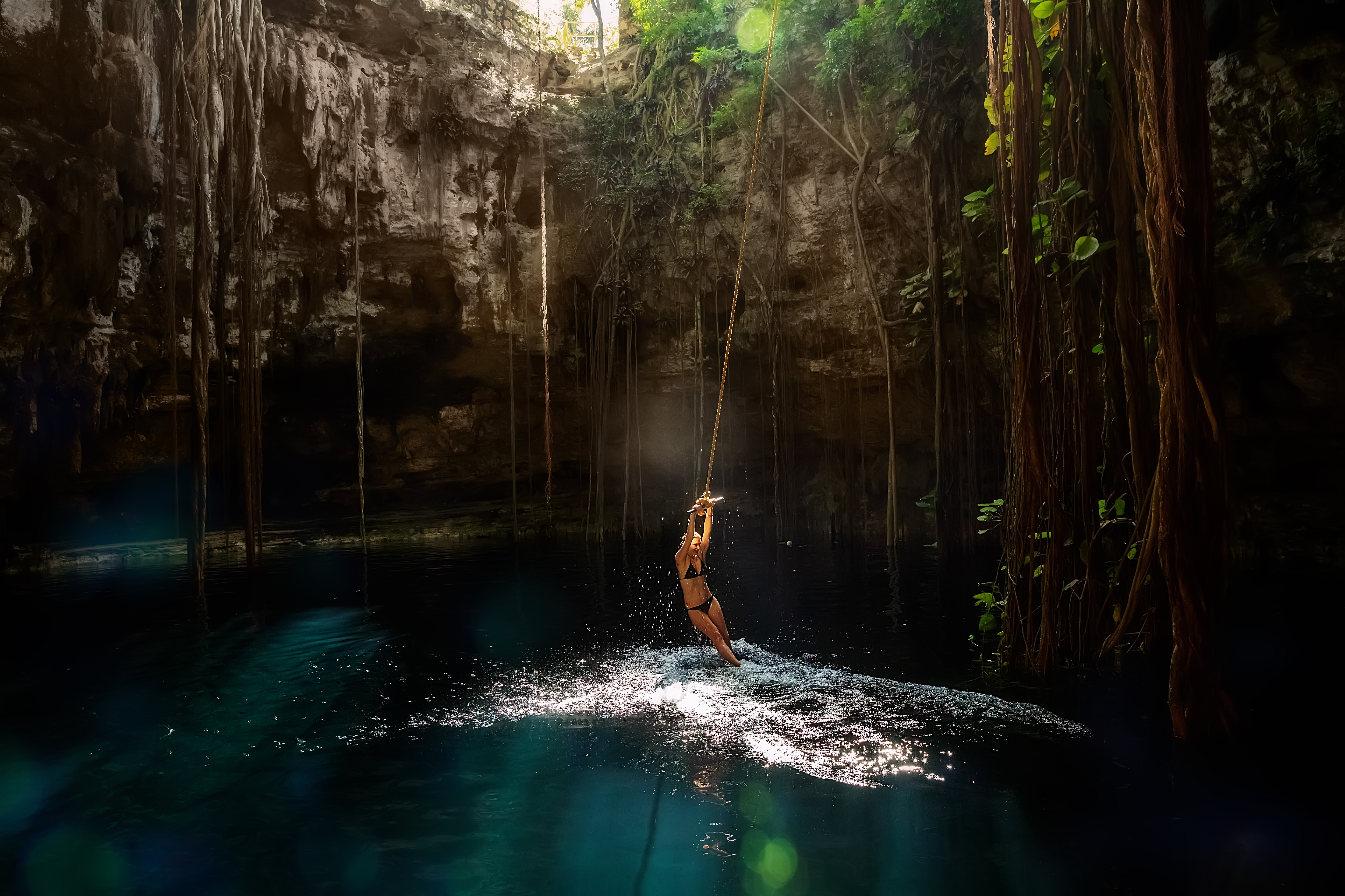 Mujer en cenote