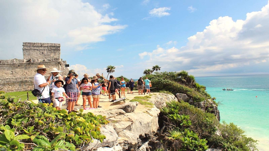 Personas en ruinas de Tulum