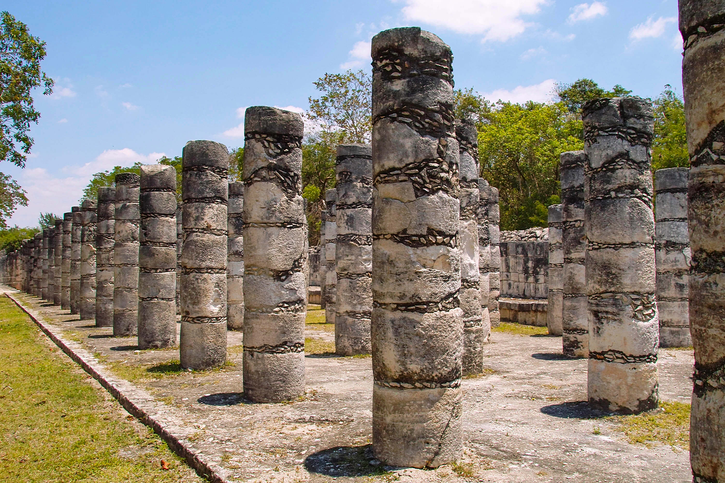 Columnas del Templo de los Guerreros en Chichén Itzá, zona arqueológica maya