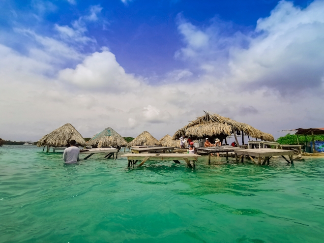 Personas en isla Cholón