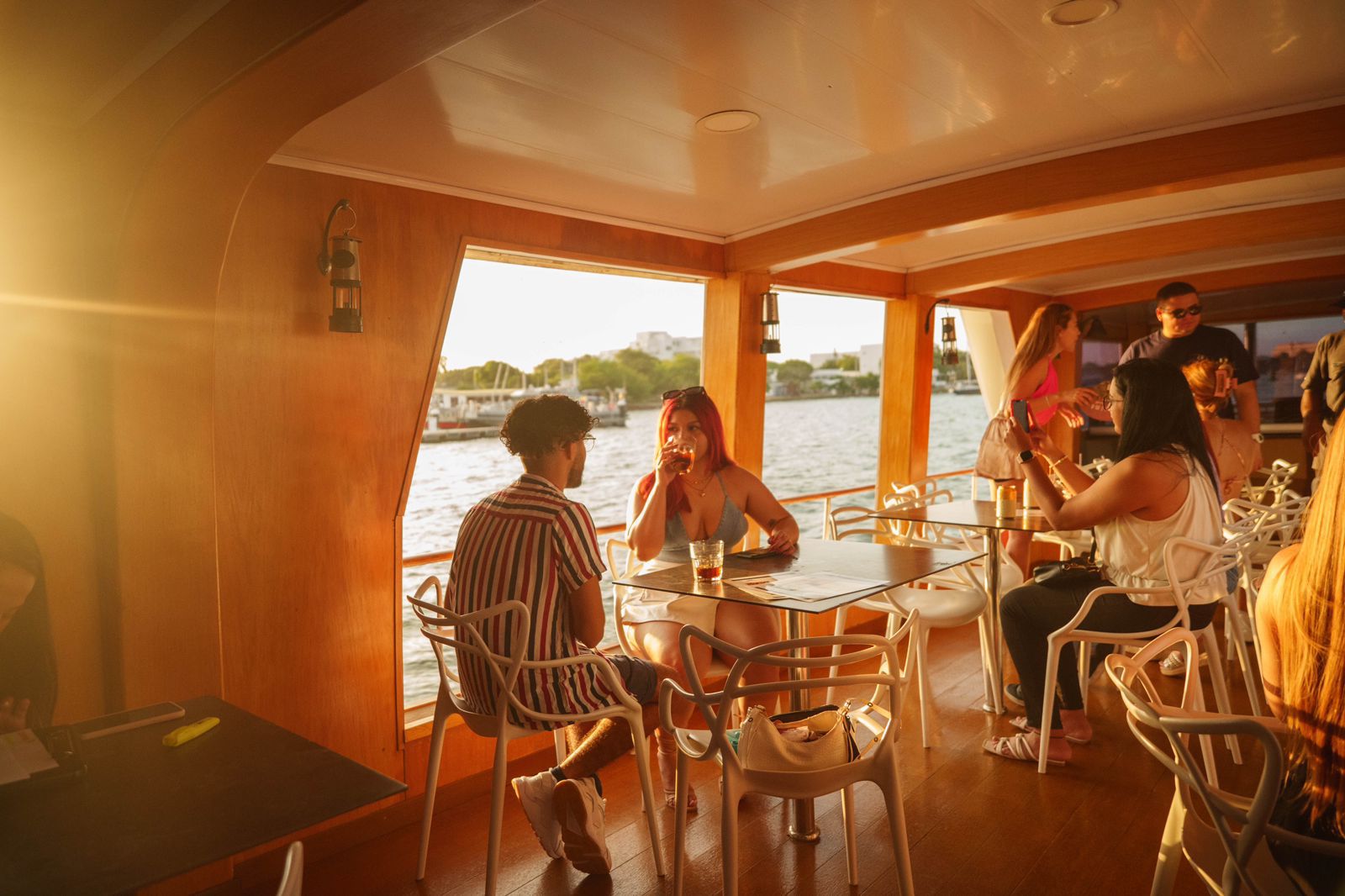 Personas en Crucero Sibarita en el atardecer