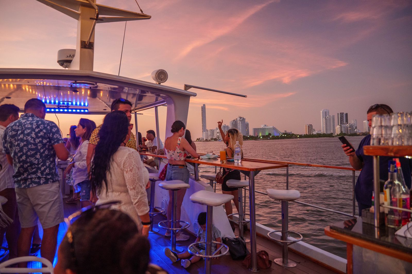 Personas viendo el atardecer