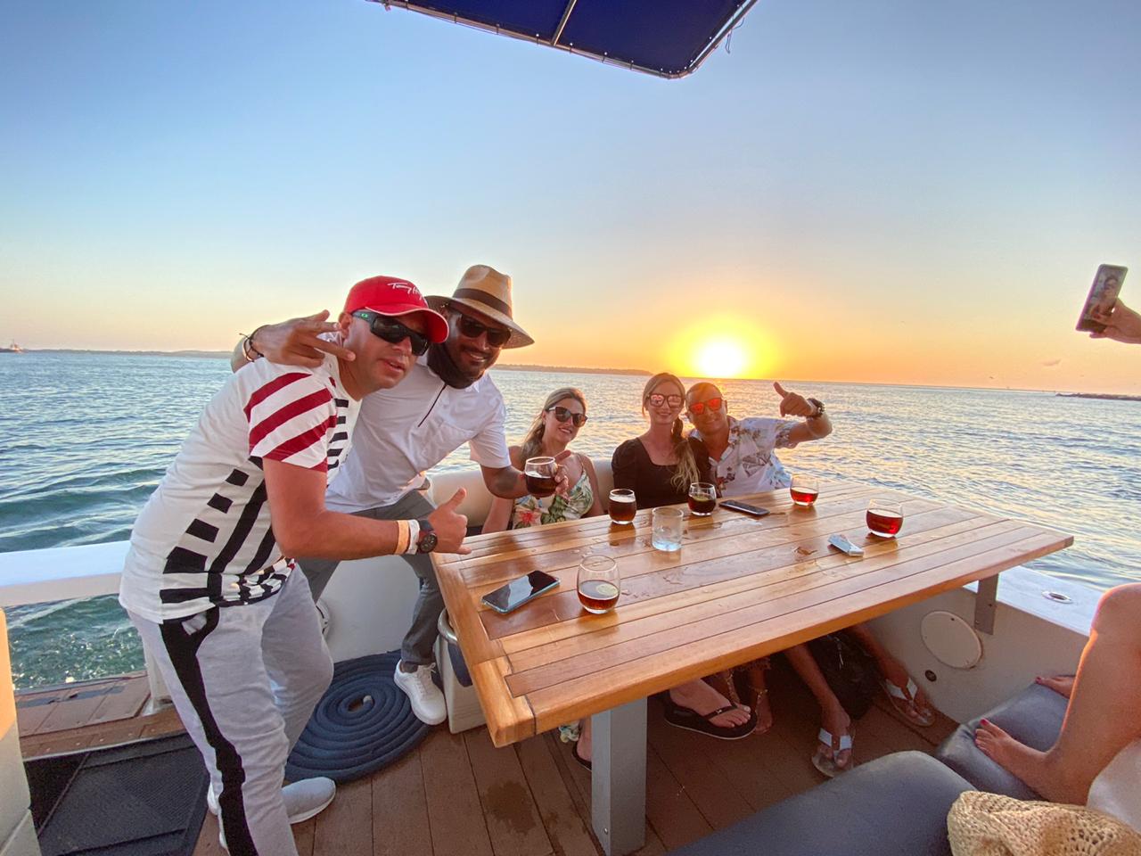 Personas de fiesta en un crucero