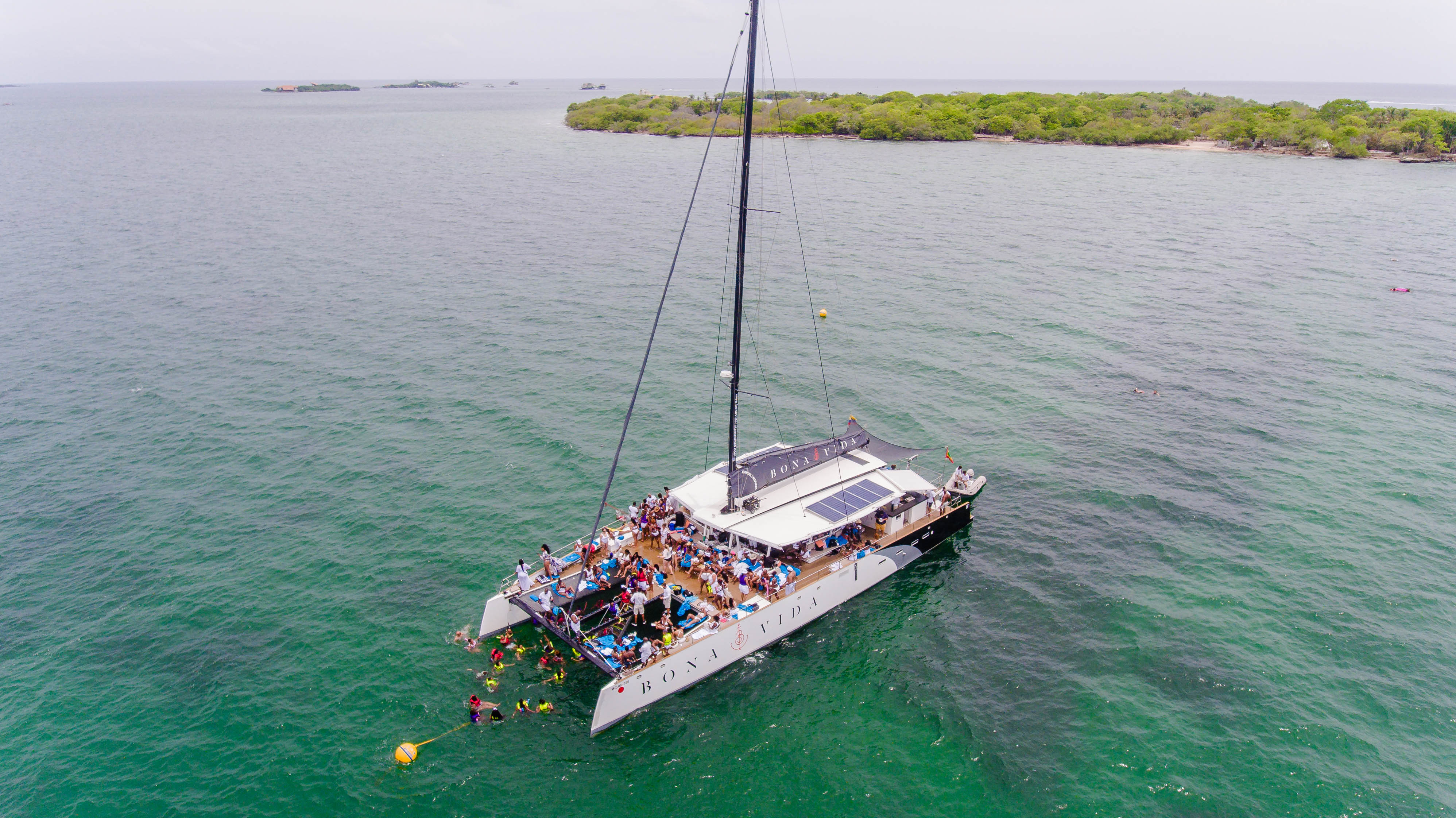 Personas en catamarán