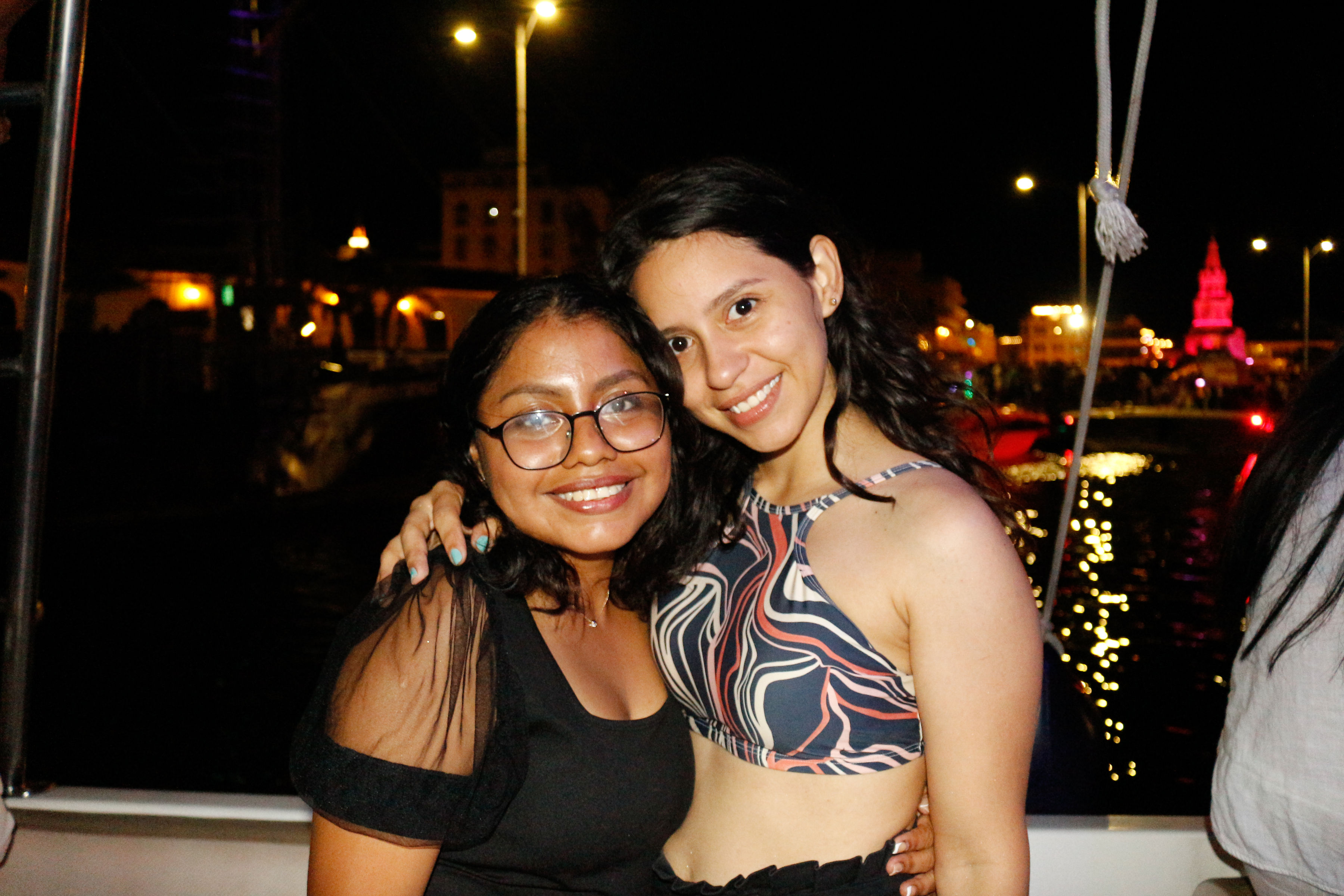 Personas al anochecer en Cartagena