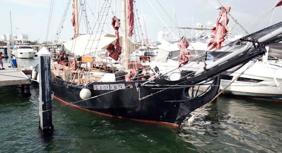 Barco pirata en puerto