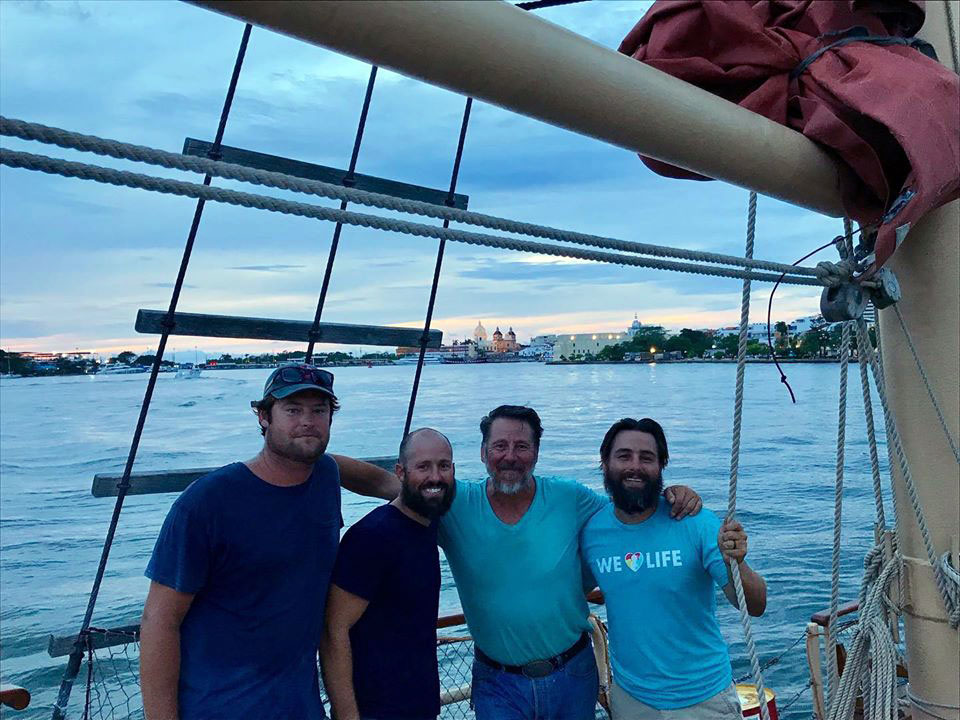 Turistas disfritando atardecer en barco pirata