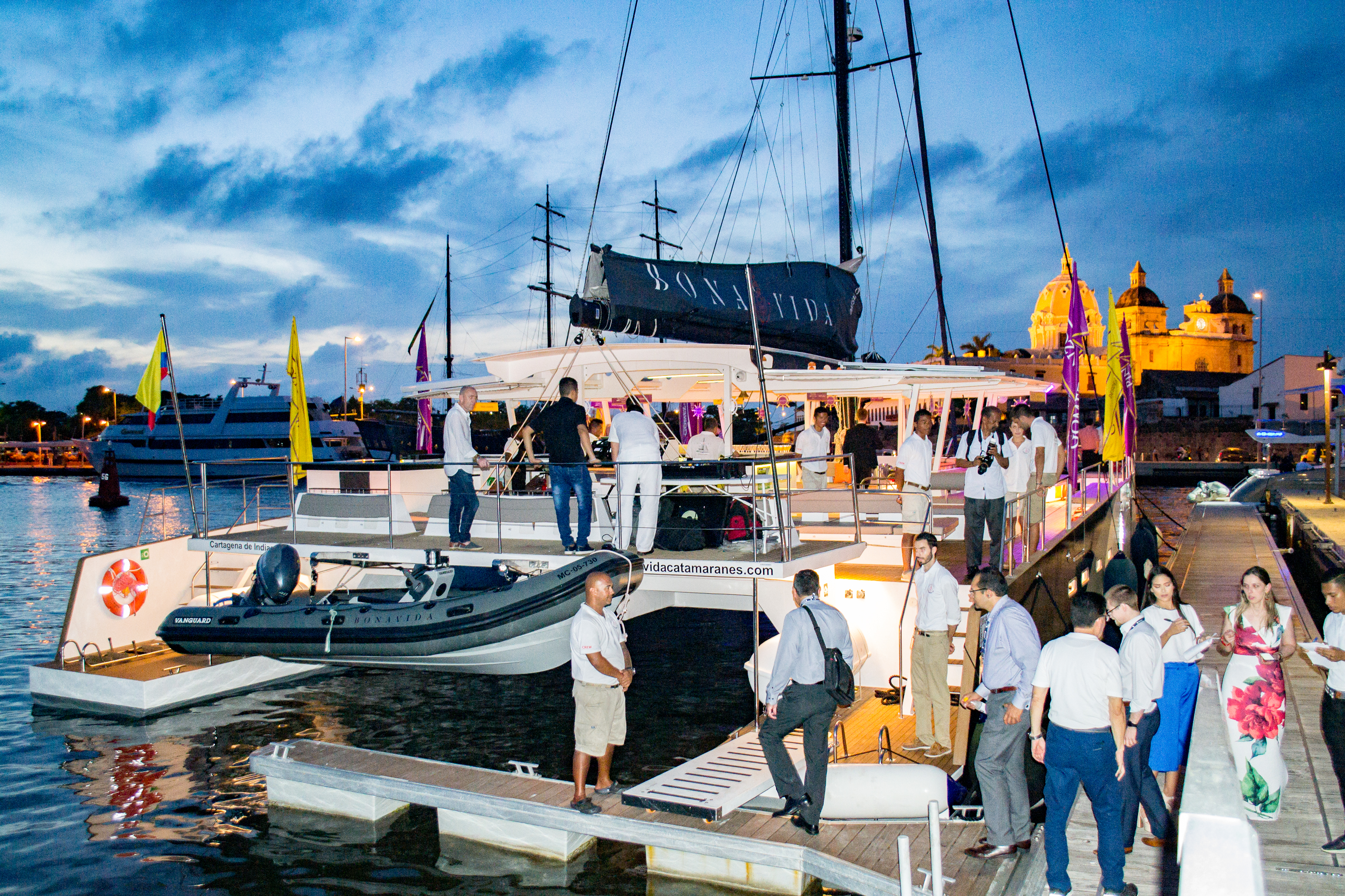 Personas abordando Catamarán