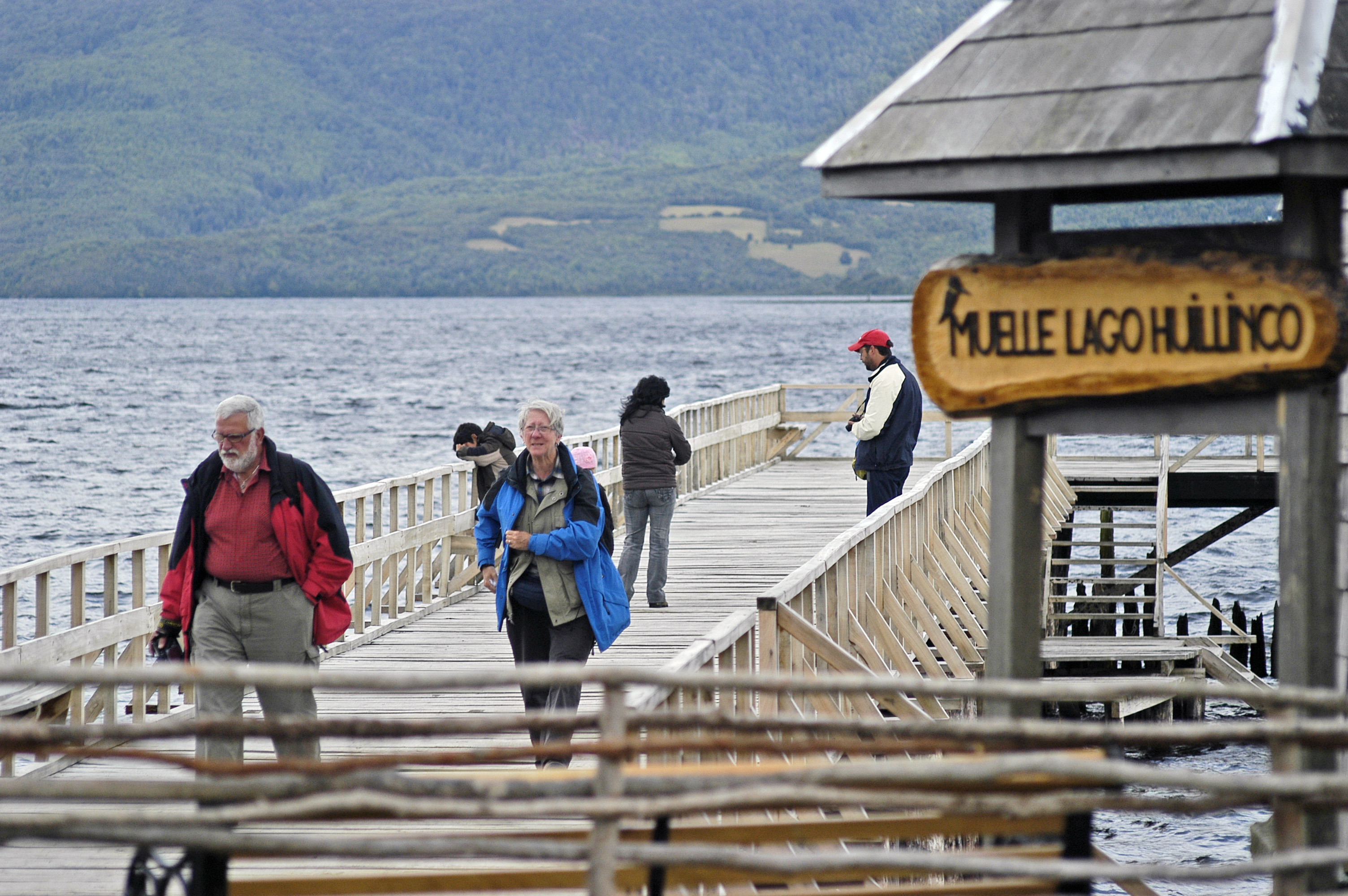 Turistas Nomades en el Muelle del Lago Huillinco