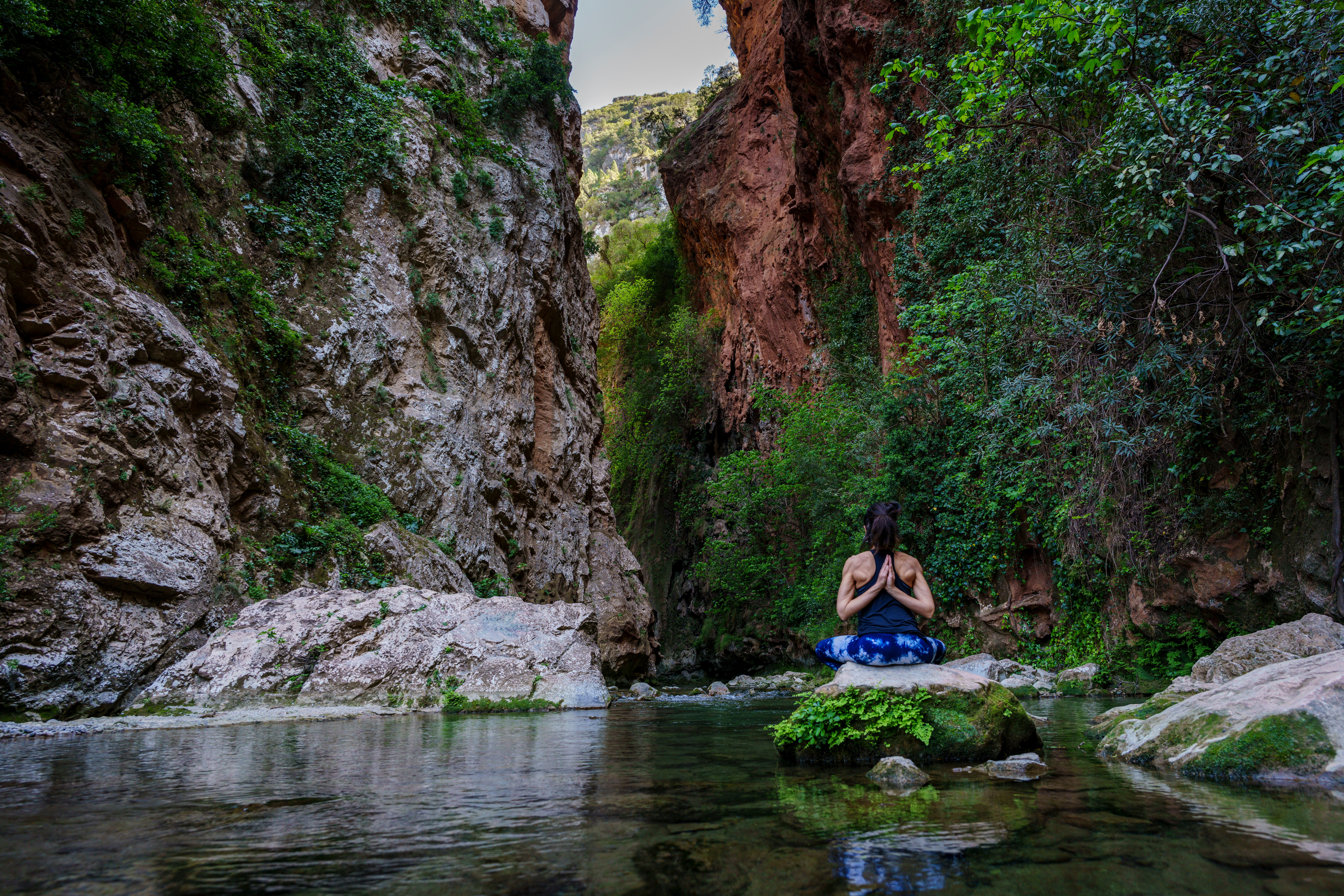 Persona frente al Puente de Dios