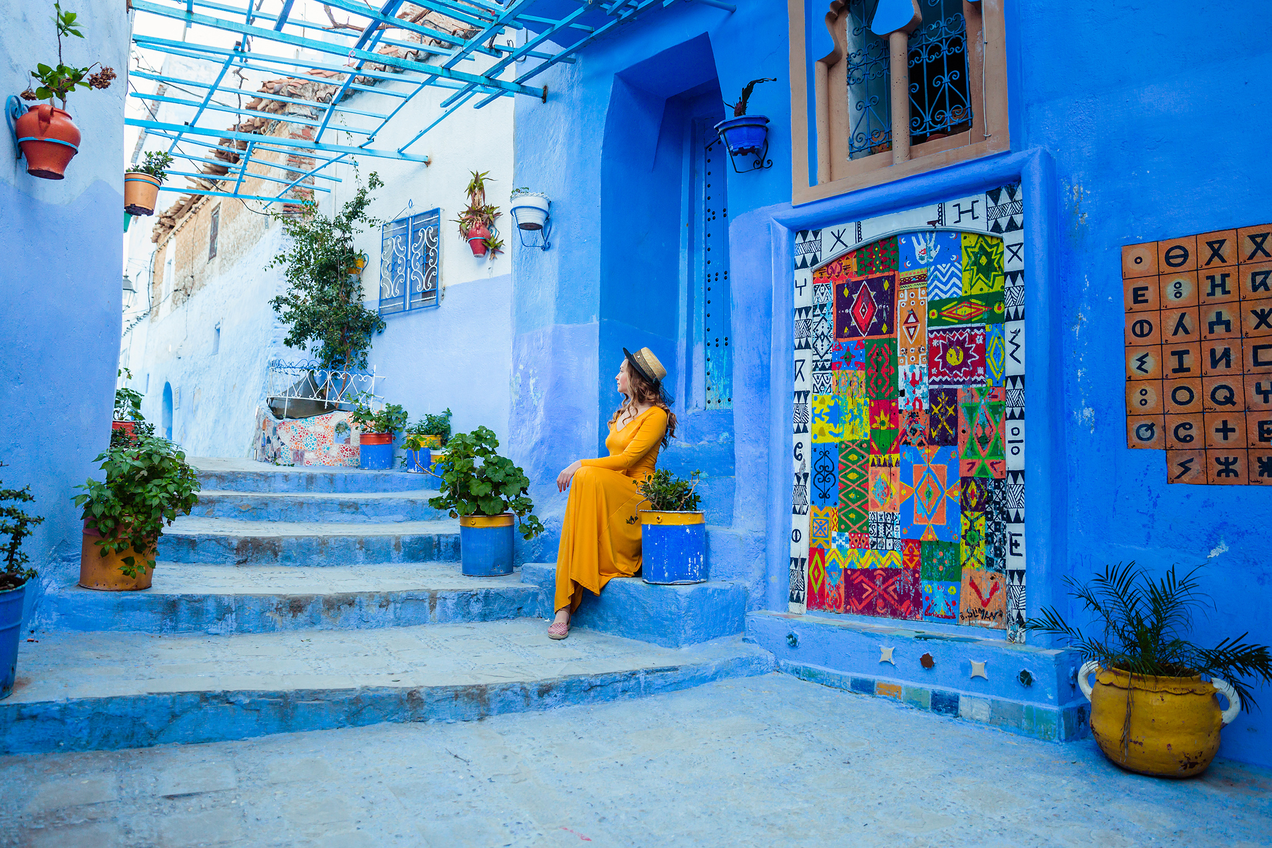 Mujer en una calle de Chefchaouen