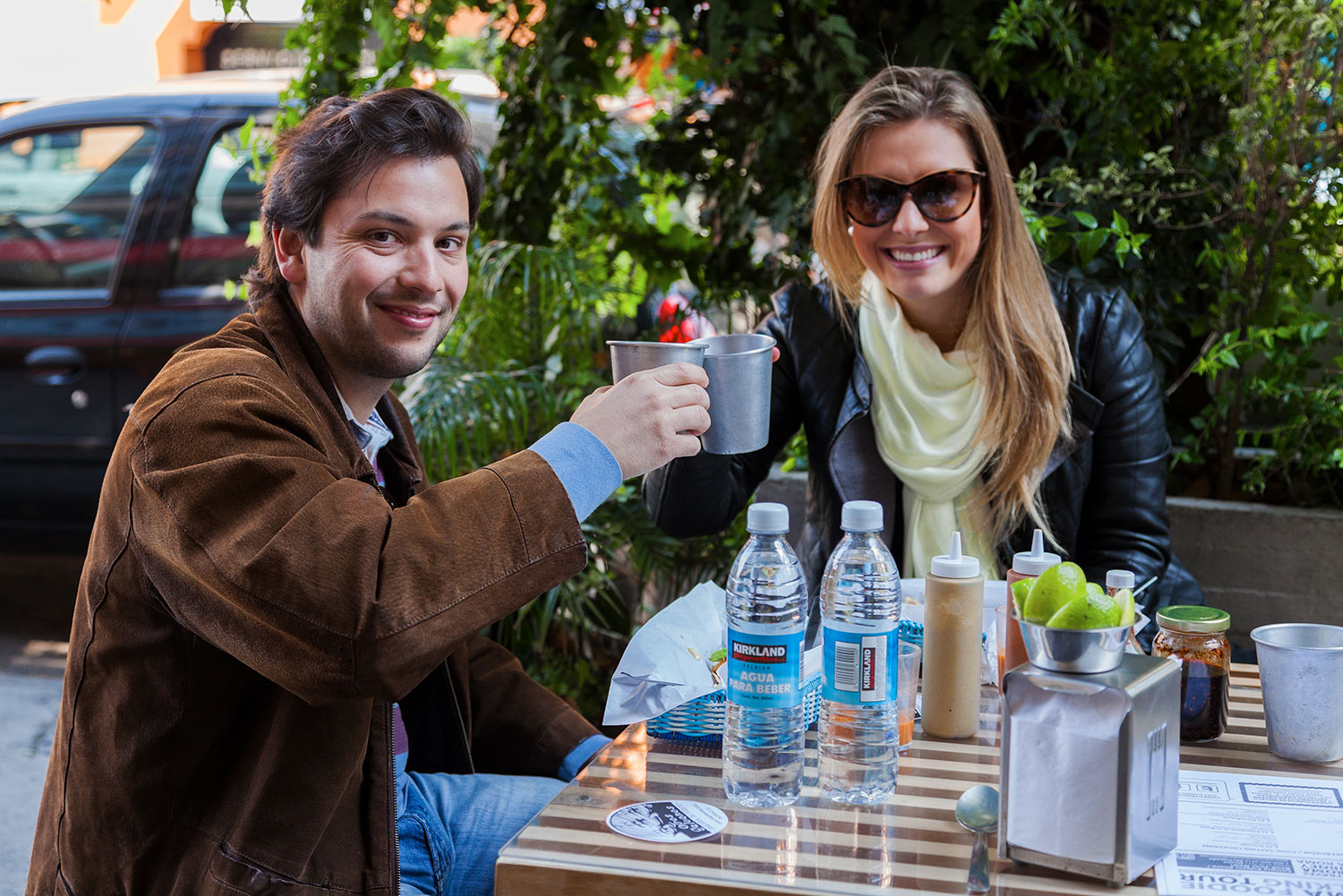 Pareja en tour gastronómico