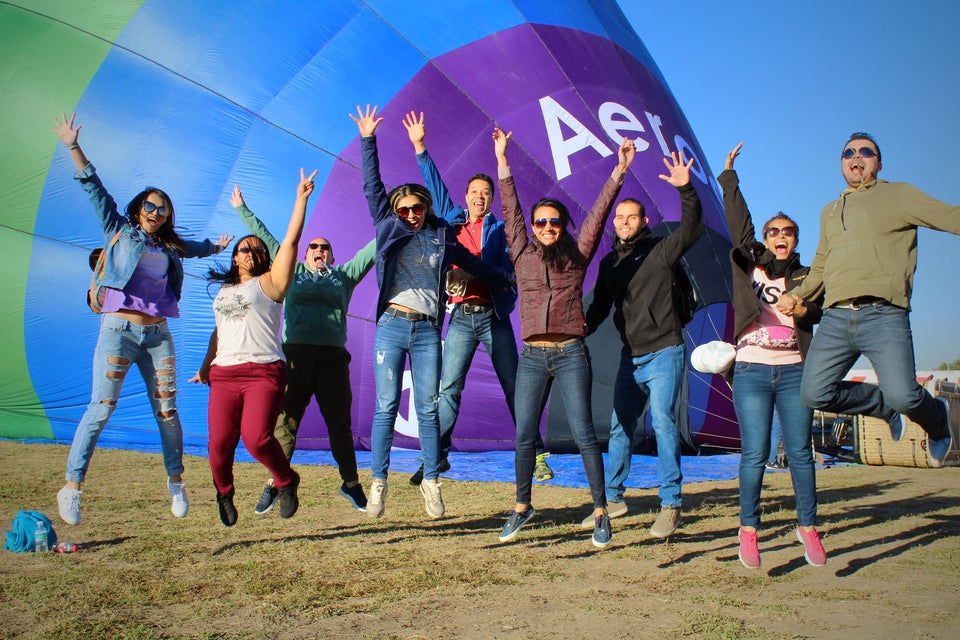 Personas y globo aerostático