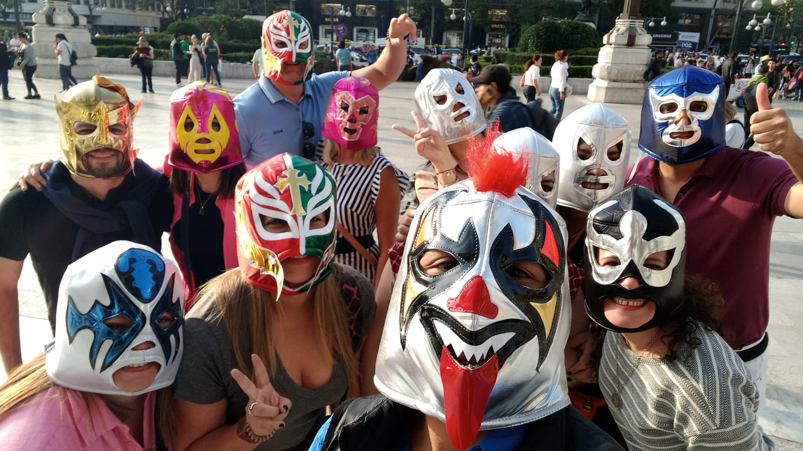 Personas con máscara de luchador 