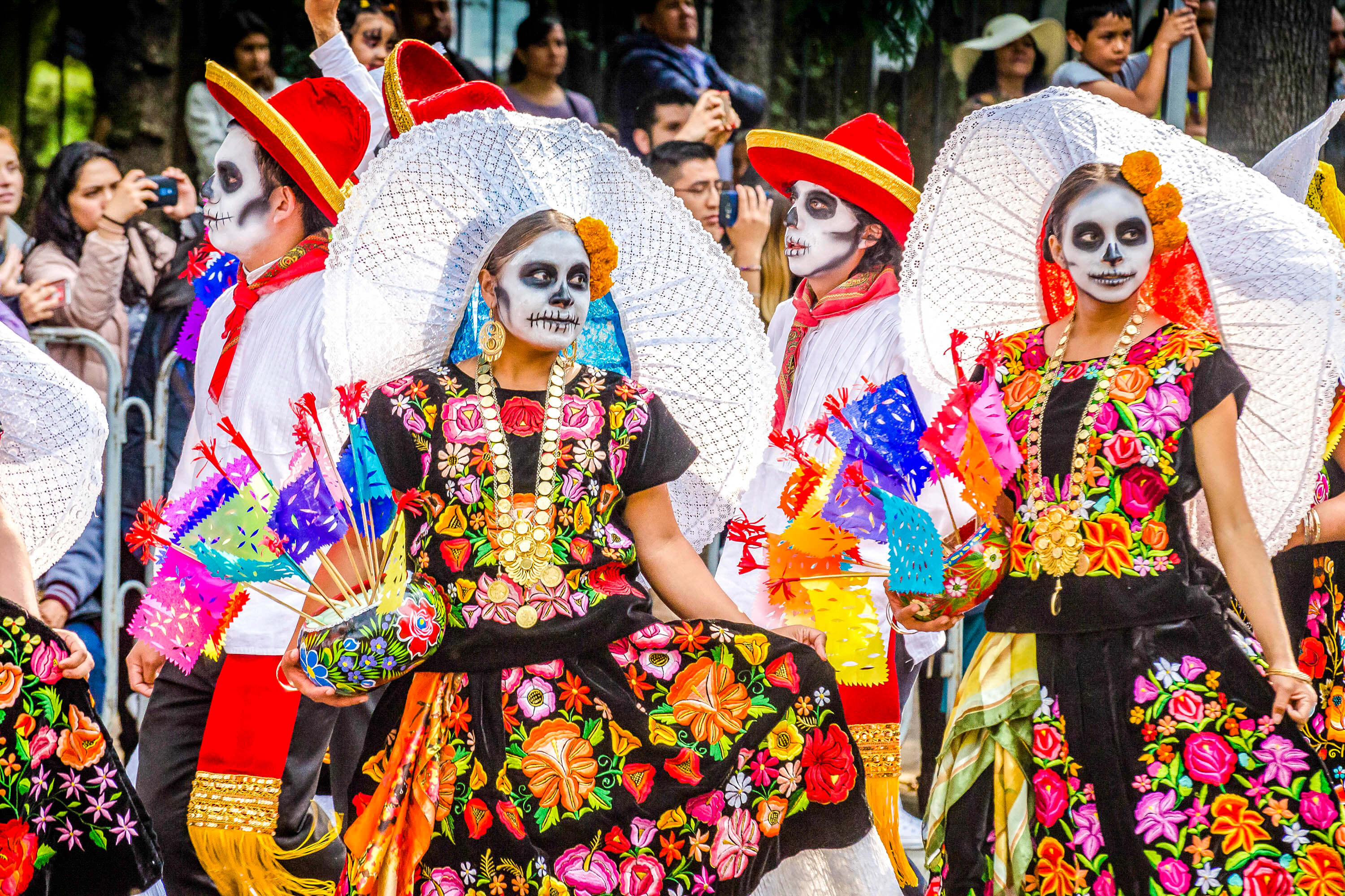 Bailarinas con maquillaje de calavera y trajes bordados en el desfile del Día de Muertos de Ciudad de México